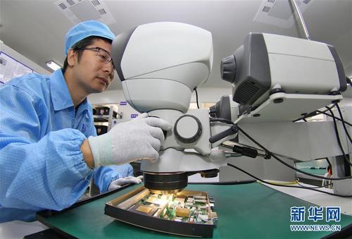 以微观匠心铸就航天品质 山东航天电子技术研究所微纳卫星元器件检查纪实